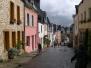  jolie petite rue en pente avec façades de maisons colorées, après la pluie